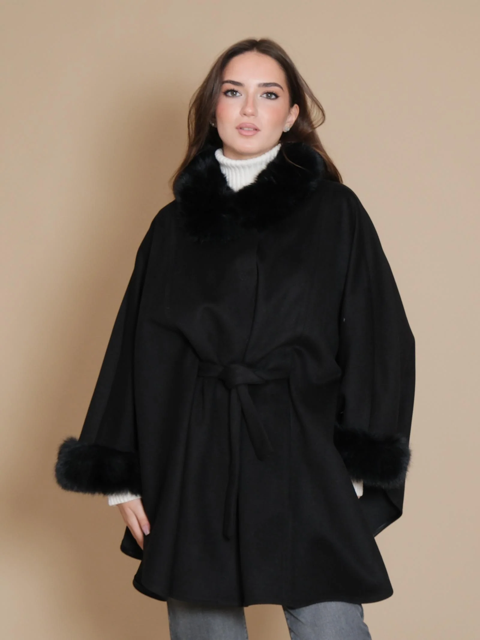 Mantella Armoire con pellicciotto al collo e maniche nera